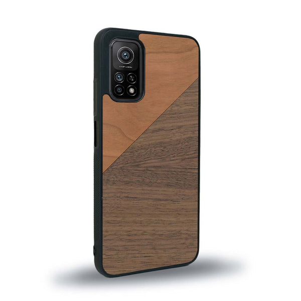 Coque de protection en bois véritable fabriquée en France pour Xiaomi Mi 10 Lite alliant du merisier et du noyer formant chacun un triangle avec une jointure en diagonale sur le thème de l'art abstrait