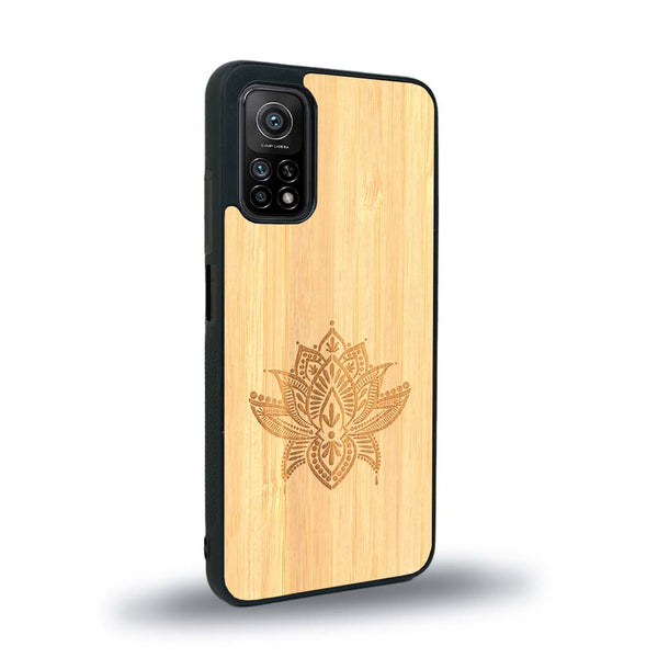 Coque de protection en bois véritable fabriquée en France pour Xiaomi Mi 10 Lite sur le thème de la nature et du yoga avec une gravure zen représentant une fleur de lotus