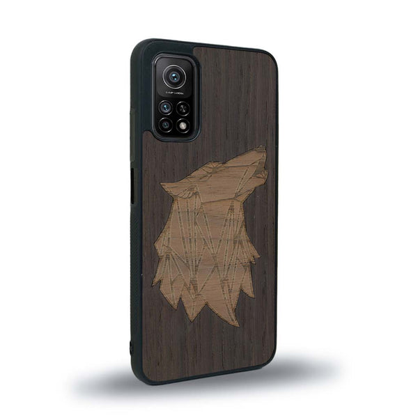 Coque de protection en bois véritable fabriquée en France pour Xiaomi Mi 10 Lite alliant du chêne fumé et du noyer représentant une tête de loup géométrique de profil sur le thème des animaux et de la nature
