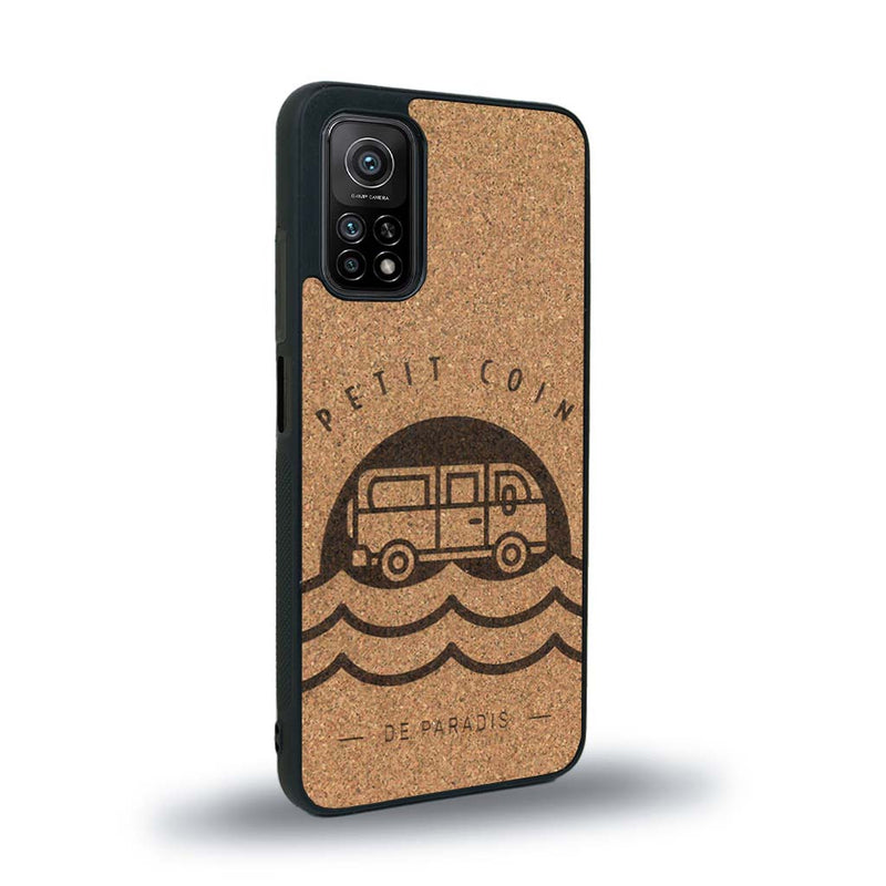 Coque de protection en bois véritable fabriquée en France pour Xiaomi Mi 10 Lite sur le thème des voyages en vans, vanlife et chill avec une gravure représentant un van vw combi devant le soleil couchant sur une plage avec des vagues