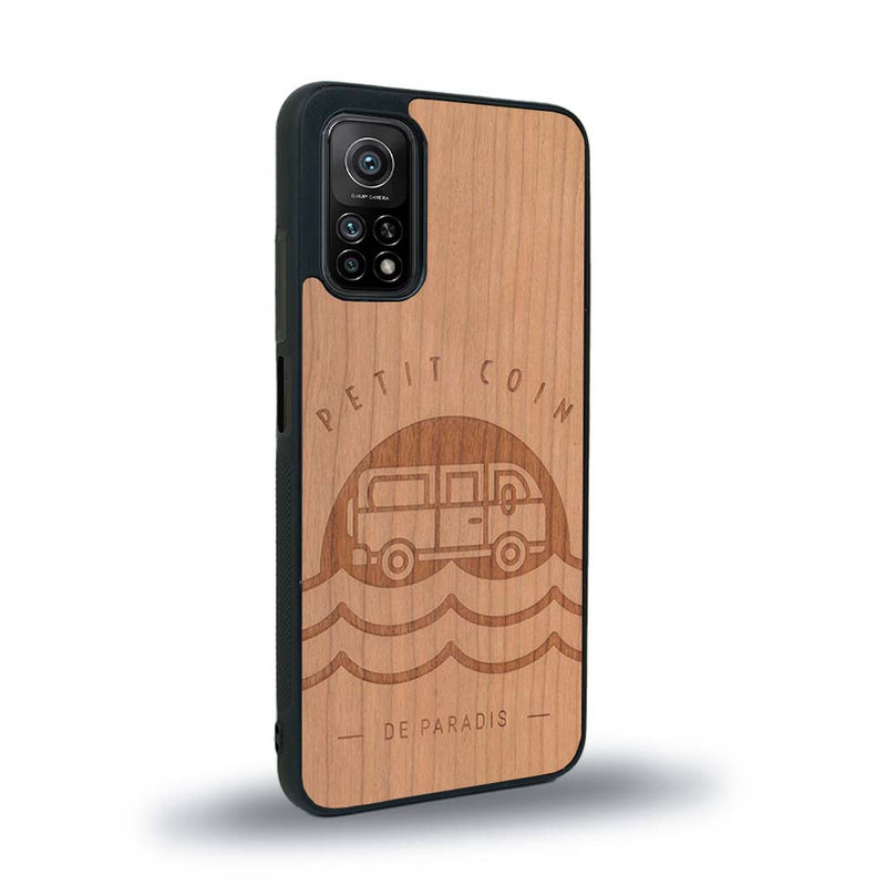 Coque de protection en bois véritable fabriquée en France pour Xiaomi Mi 10 Lite sur le thème des voyages en vans, vanlife et chill avec une gravure représentant un van vw combi devant le soleil couchant sur une plage avec des vagues