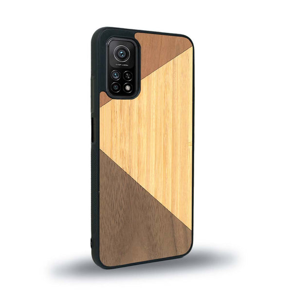 Coque de protection en bois véritable fabriquée en France pour Xiaomi Mi 10 Lite alliant du merisier, du noyer et du bambou formant chacun deux triangles et un trapèze avec deux jointures en diagonale sur le thème de l'art abstrait