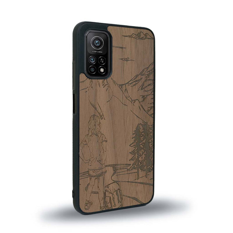 Coque de protection en bois véritable fabriquée en France pour Xiaomi Mi 10 Lite sur le thème de la randonnée en montagne et de l'aventure avec une gravure représentant une femme de dos face à un paysage de nature