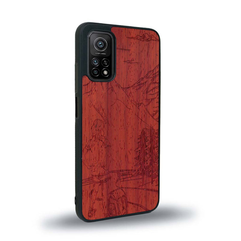 Coque de protection en bois véritable fabriquée en France pour Xiaomi Mi 10 Lite sur le thème de la randonnée en montagne et de l'aventure avec une gravure représentant une femme de dos face à un paysage de nature