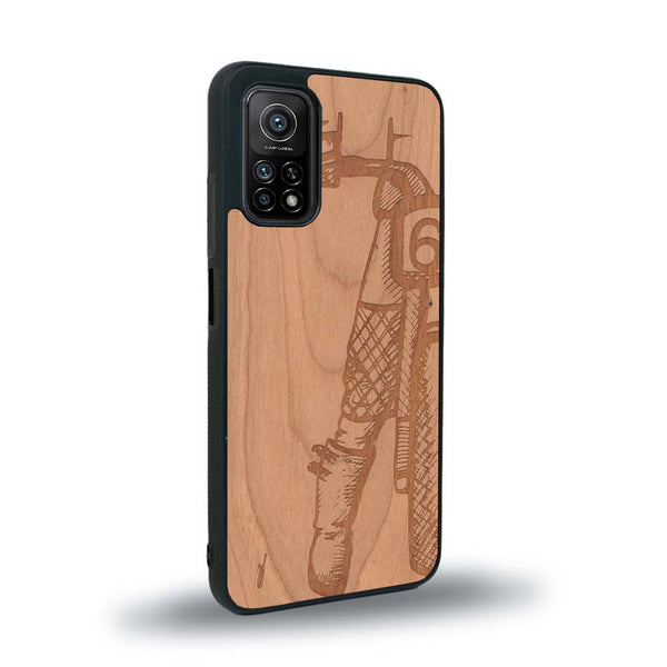 Coque de protection en bois véritable fabriquée en France pour Xiaomi Mi 10 Lite représentant une vue de face d'une femme sur une moto vintage dessinée à la main par l'artiste Maud Dabs