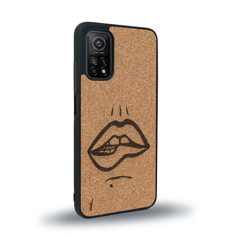 Coque de protection en bois véritable fabriquée en France pour Xiaomi Mi 10 Lite représentant de manière minimaliste une bouche de féminine se mordant le coin de la lèvre de manière sensuelle dessinée à la main par l'artiste Maud Dabs