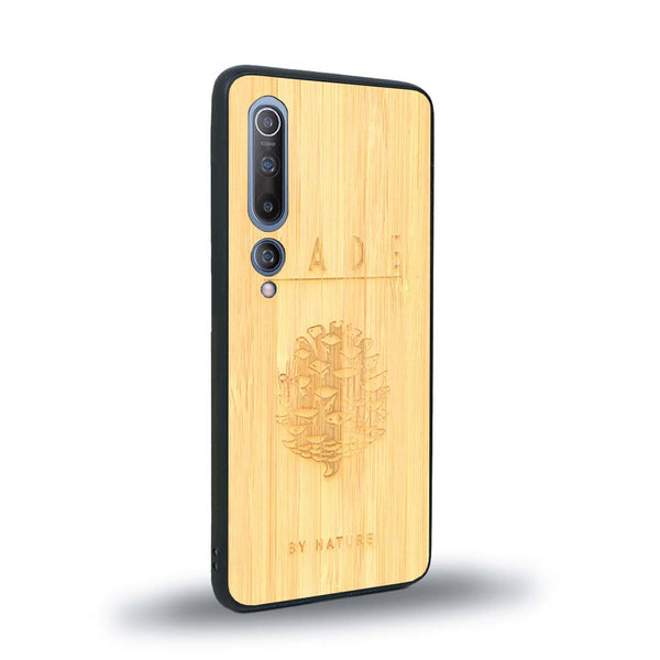 Coque de protection en bois véritable fabriquée en France pour Xiaomi Mi 10 sur le thème de la nature et des arbres avec une gravure représentant une pomme de pin et la phrase "made by nature"