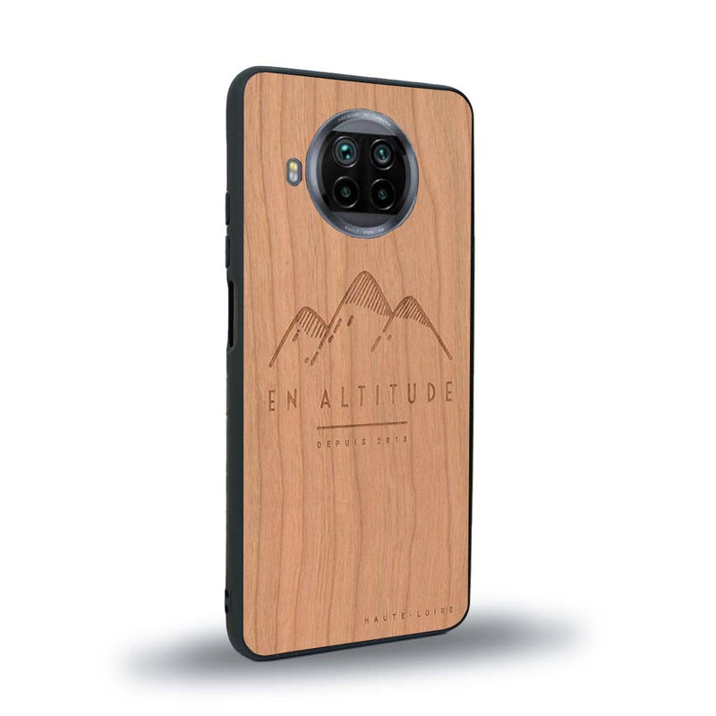 Coque de protection en bois véritable fabriquée en France pour Xiaomi Mi 10T Lite représentant des montagnes, sur le thème de la randonnée en pleine nature et du trail