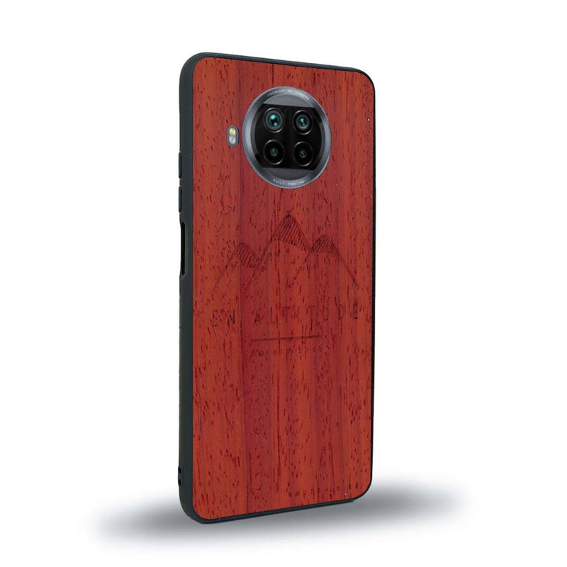 Coque de protection en bois véritable fabriquée en France pour Xiaomi Mi 10T Lite représentant des montagnes, sur le thème de la randonnée en pleine nature et du trail