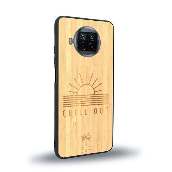 Coque de protection en bois véritable fabriquée en France pour Xiaomi Mi 10T Lite sur le thème chill avec un motif représentant un couché de soleil sur l'océan et la phrase "Chill out"