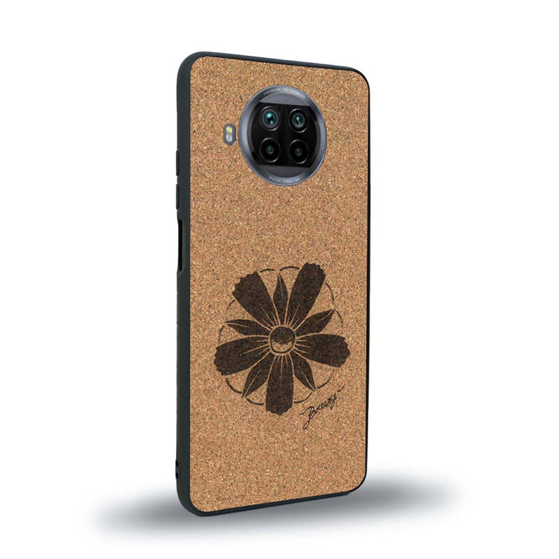 Coque de protection en bois véritable fabriquée en France pour Xiaomi Mi 10T Lite sur le thème des fleurs et de la montagne avec un motif de gravure représentant les pétales d'une fleur des montagnes