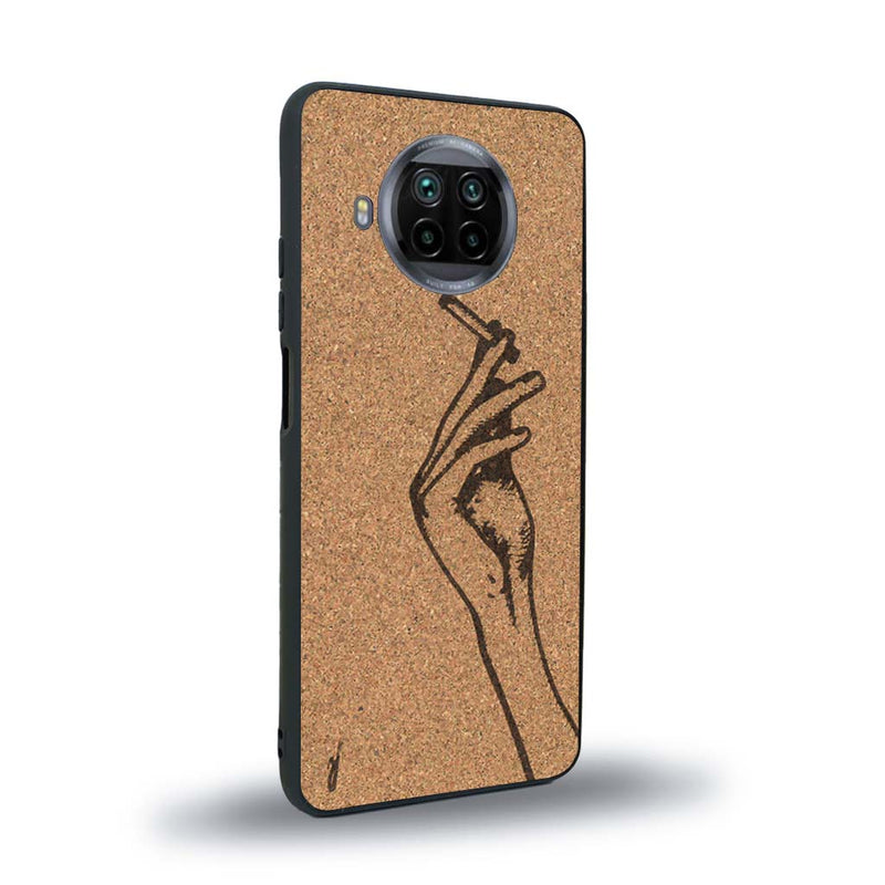 Coque de protection en bois véritable fabriquée en France pour Xiaomi Mi 10T Lite représentant une main de femme tenant une cigarette de type line art en collaboration avec l'artiste Maud Dabs