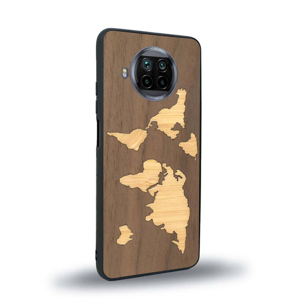 Coque de protection en bois véritable fabriquée en France pour Xiaomi Mi 10T Lite alliant du bambou et du noyer sur le thème du voyage et de l'aventure représentant une mappemonde