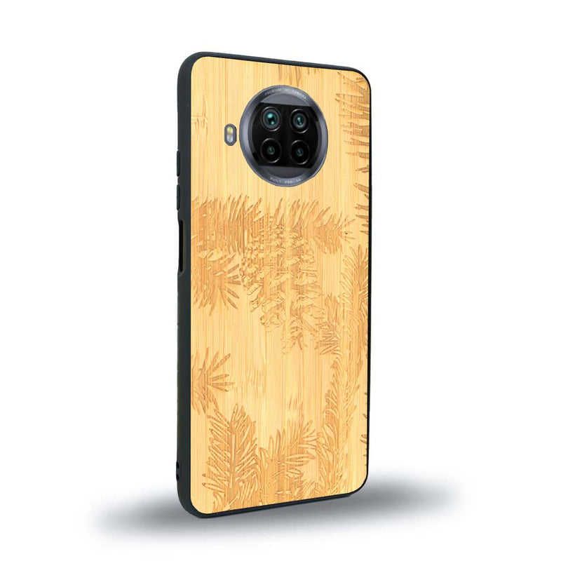 Coque de protection en bois véritable fabriquée en France pour Xiaomi Mi 10T Lite sur le thème de la nature des arbres avec un motif de gravure représentant des épines de sapin et des pommes de pin