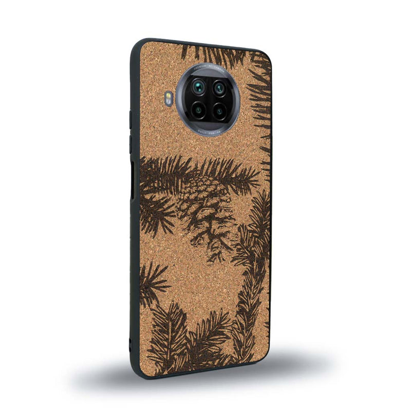 Coque de protection en bois véritable fabriquée en France pour Xiaomi Mi 10T Lite sur le thème de la nature des arbres avec un motif de gravure représentant des épines de sapin et des pommes de pin