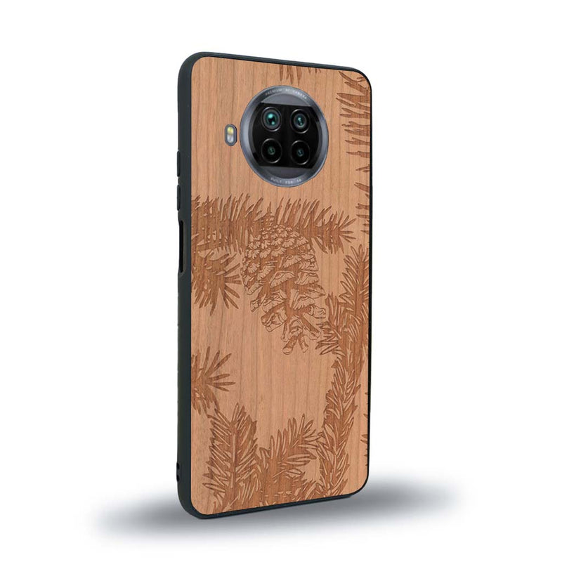 Coque de protection en bois véritable fabriquée en France pour Xiaomi Mi 10T Lite sur le thème de la nature des arbres avec un motif de gravure représentant des épines de sapin et des pommes de pin