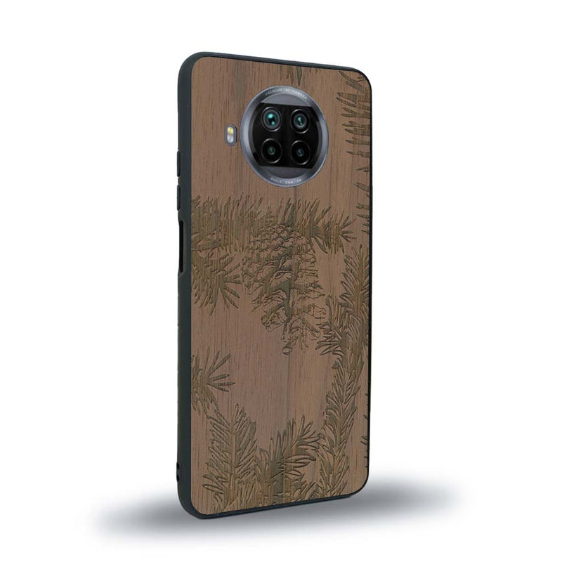 Coque de protection en bois véritable fabriquée en France pour Xiaomi Mi 10T Lite sur le thème de la nature des arbres avec un motif de gravure représentant des épines de sapin et des pommes de pin