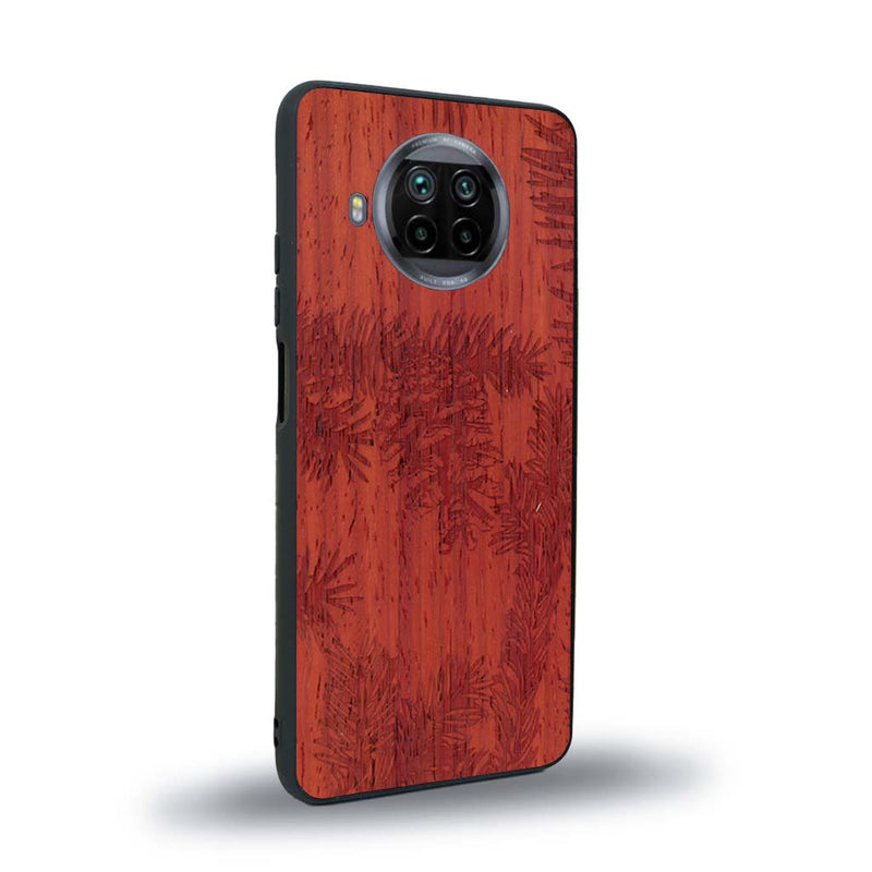 Coque de protection en bois véritable fabriquée en France pour Xiaomi Mi 10T Lite sur le thème de la nature des arbres avec un motif de gravure représentant des épines de sapin et des pommes de pin