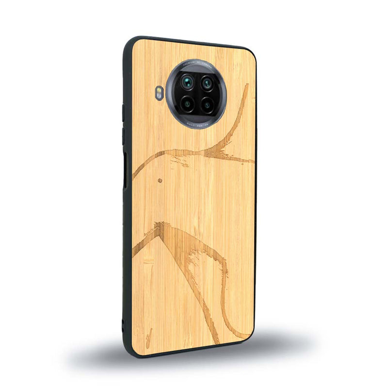 Coque de protection en bois véritable fabriquée en France pour Xiaomi Mi 10T Lite représentant une silhouette féminine dessinée à la main par l'artiste Maud Dabs