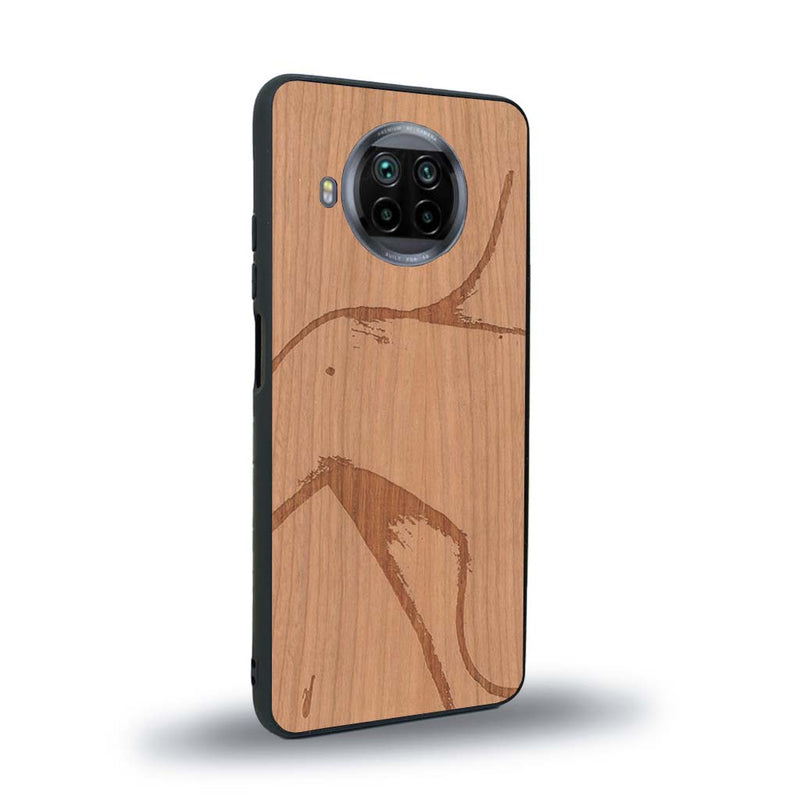 Coque de protection en bois véritable fabriquée en France pour Xiaomi Mi 10T Lite représentant une silhouette féminine dessinée à la main par l'artiste Maud Dabs