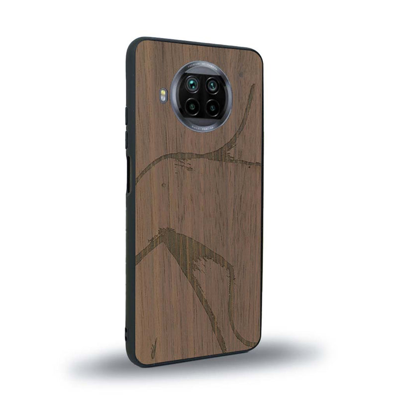 Coque de protection en bois véritable fabriquée en France pour Xiaomi Mi 10T Lite représentant une silhouette féminine dessinée à la main par l'artiste Maud Dabs