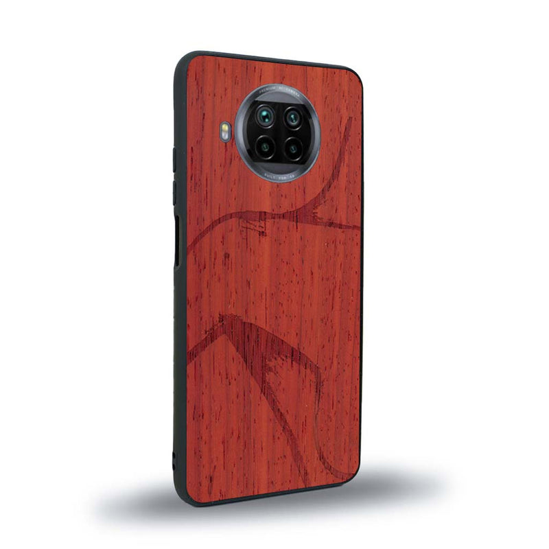 Coque de protection en bois véritable fabriquée en France pour Xiaomi Mi 10T Lite représentant une silhouette féminine dessinée à la main par l'artiste Maud Dabs