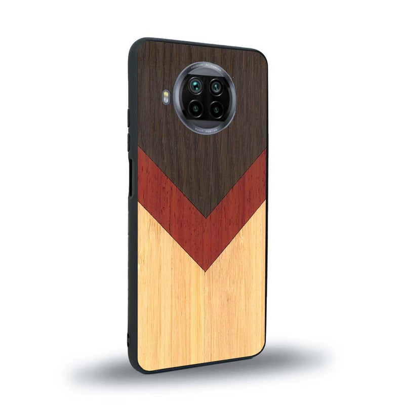 Coque de protection en bois véritable fabriquée en France pour Xiaomi Mi 10T Lite alliant du chêne fumé, du padouk et du bambou en forme de chevron sur le thème de l'art abstrait