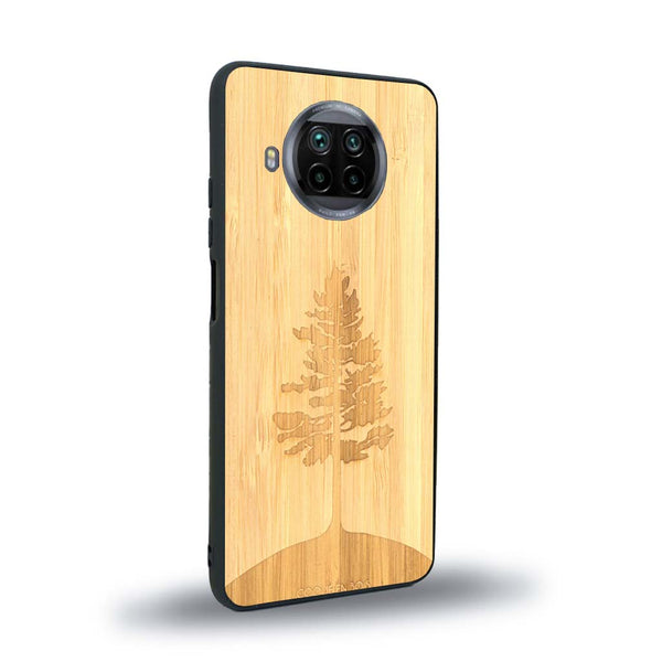 Coque de protection en bois véritable fabriquée en France pour Xiaomi Mi 10T Lite sur le thème de la nature, de la fôret et de l'écoresponsabilité avec une gravure représentant un arbre 