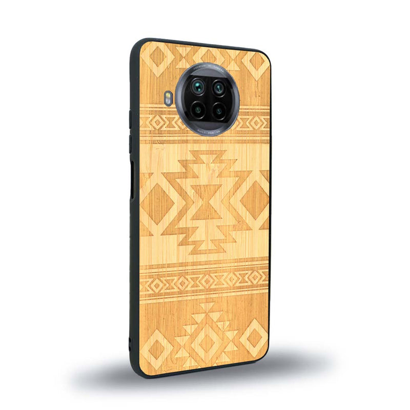 Coque de protection en bois véritable fabriquée en France pour Xiaomi Mi 10T Lite avec des motifs géométriques s'inspirant des temples aztèques, mayas et incas