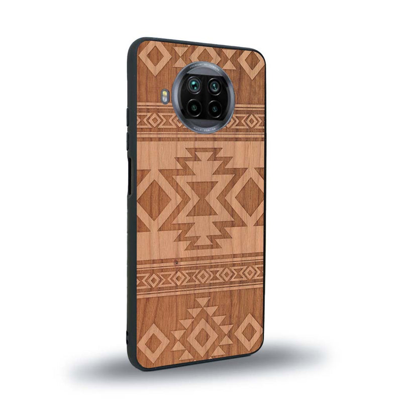 Coque de protection en bois véritable fabriquée en France pour Xiaomi Mi 10T Lite avec des motifs géométriques s'inspirant des temples aztèques, mayas et incas