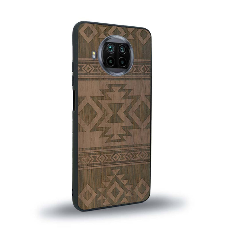 Coque de protection en bois véritable fabriquée en France pour Xiaomi Mi 10T Lite avec des motifs géométriques s'inspirant des temples aztèques, mayas et incas