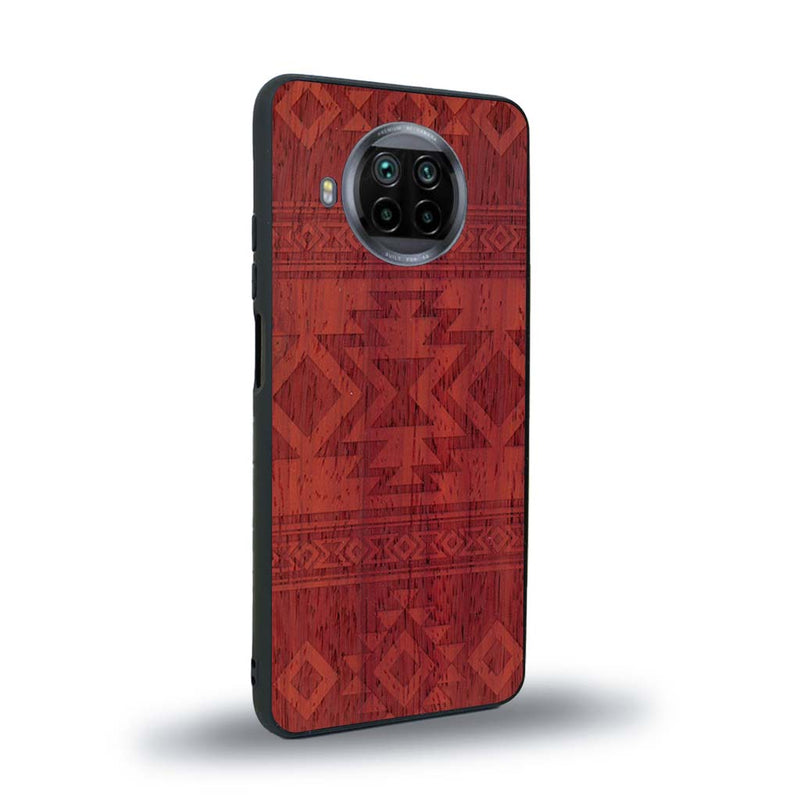 Coque de protection en bois véritable fabriquée en France pour Xiaomi Mi 10T Lite avec des motifs géométriques s'inspirant des temples aztèques, mayas et incas