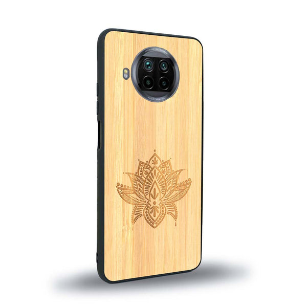 Coque de protection en bois véritable fabriquée en France pour Xiaomi Mi 10T Lite sur le thème de la nature et du yoga avec une gravure zen représentant une fleur de lotus