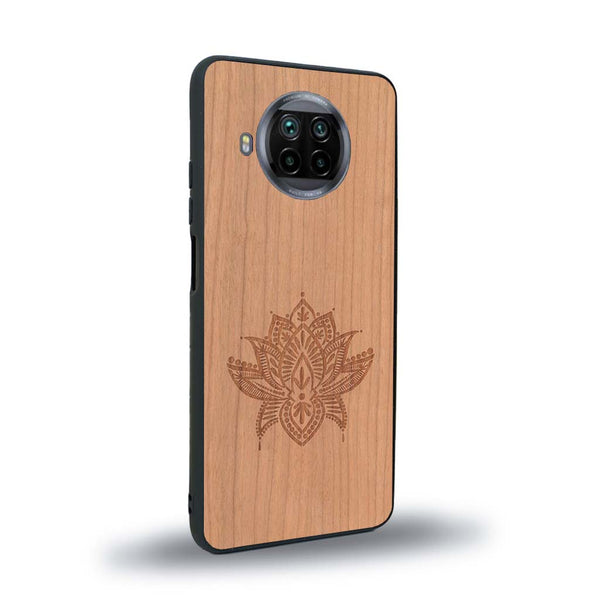 Coque de protection en bois véritable fabriquée en France pour Xiaomi Mi 10T Lite sur le thème de la nature et du yoga avec une gravure zen représentant une fleur de lotus