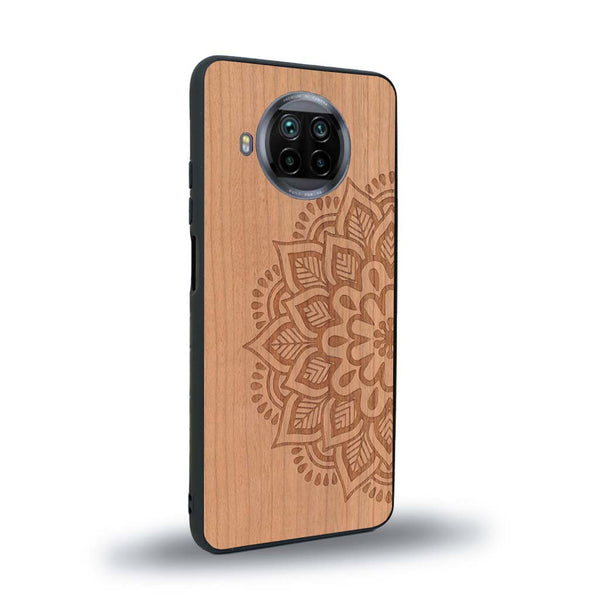 Coque de protection en bois véritable fabriquée en France pour Xiaomi Mi 10T Lite sur le thème de la bohème et du tatouage au henné avec une gravure représentant un mandala