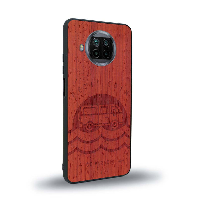 Coque de protection en bois véritable fabriquée en France pour Xiaomi Mi 10T Lite sur le thème des voyages en vans, vanlife et chill avec une gravure représentant un van vw combi devant le soleil couchant sur une plage avec des vagues