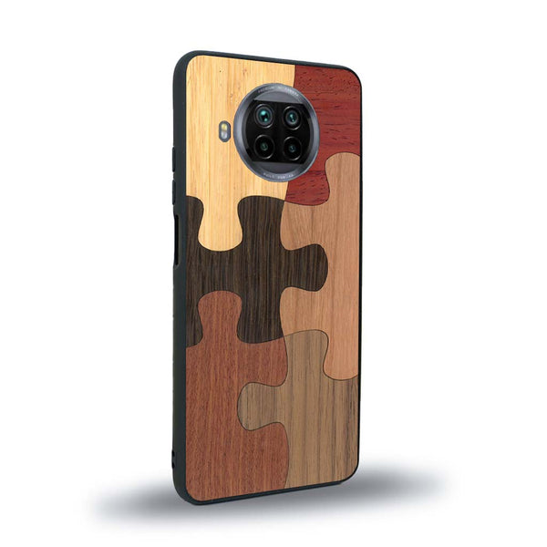 Coque de protection en bois véritable fabriquée en France pour Xiaomi Mi 10T Lite représentant un puzzle en six pièces qui allie du chêne fumé, du noyer, du bambou, du padouk, du merisier et de l'acajou