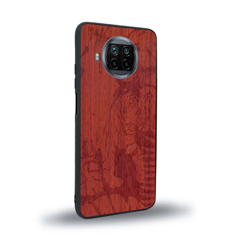 Coque de protection en bois véritable fabriquée en France pour Xiaomi Mi 10T Lite sur le thème de la nature et des animaux représentant un tigre dans la jungle entre des fougères