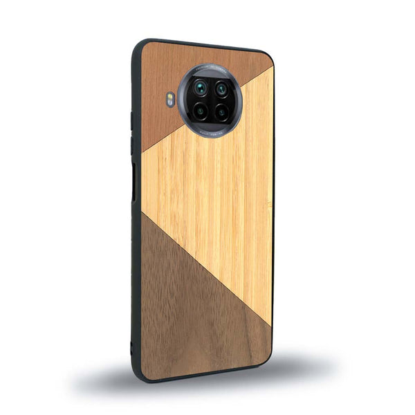 Coque de protection en bois véritable fabriquée en France pour Xiaomi Mi 10T Lite alliant du merisier, du noyer et du bambou formant chacun deux triangles et un trapèze avec deux jointures en diagonale sur le thème de l'art abstrait