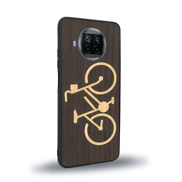 Coque de protection en bois véritable fabriquée en France pour Xiaomi Mi 10T Lite sur le theme du vélo et de l'outdoor qui allie du bambou et du chêne fumé représentant un vélo