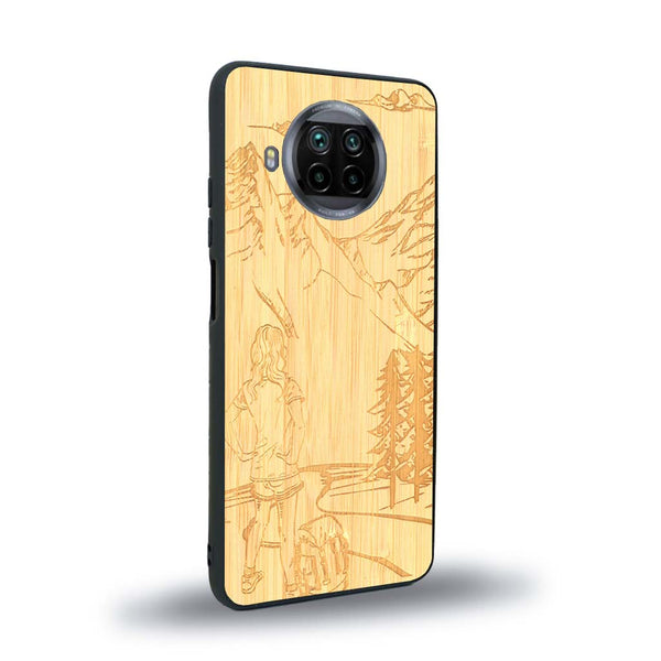 Coque de protection en bois véritable fabriquée en France pour Xiaomi Mi 10T Lite sur le thème de la randonnée en montagne et de l'aventure avec une gravure représentant une femme de dos face à un paysage de nature