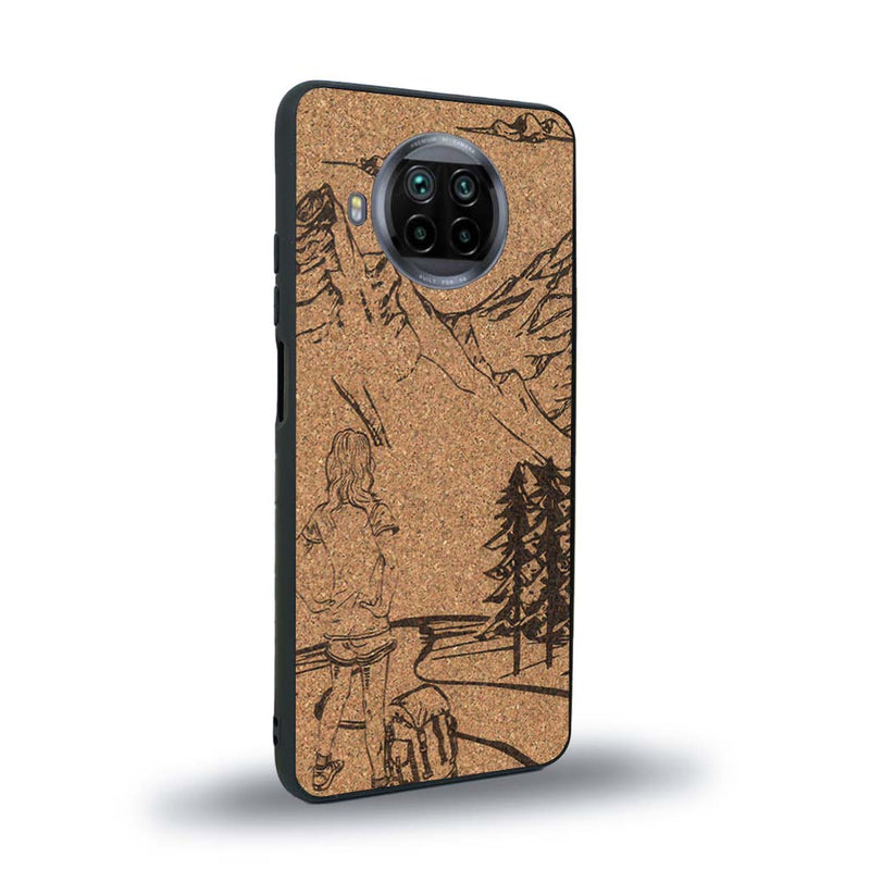 Coque de protection en bois véritable fabriquée en France pour Xiaomi Mi 10T Lite sur le thème de la randonnée en montagne et de l'aventure avec une gravure représentant une femme de dos face à un paysage de nature