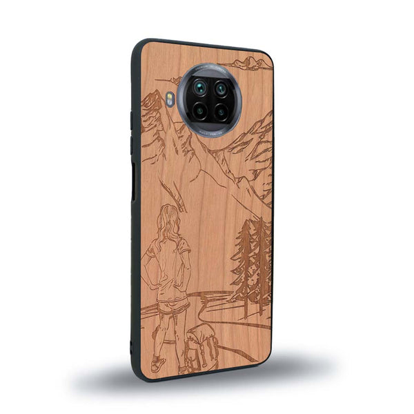 Coque de protection en bois véritable fabriquée en France pour Xiaomi Mi 10T Lite sur le thème de la randonnée en montagne et de l'aventure avec une gravure représentant une femme de dos face à un paysage de nature