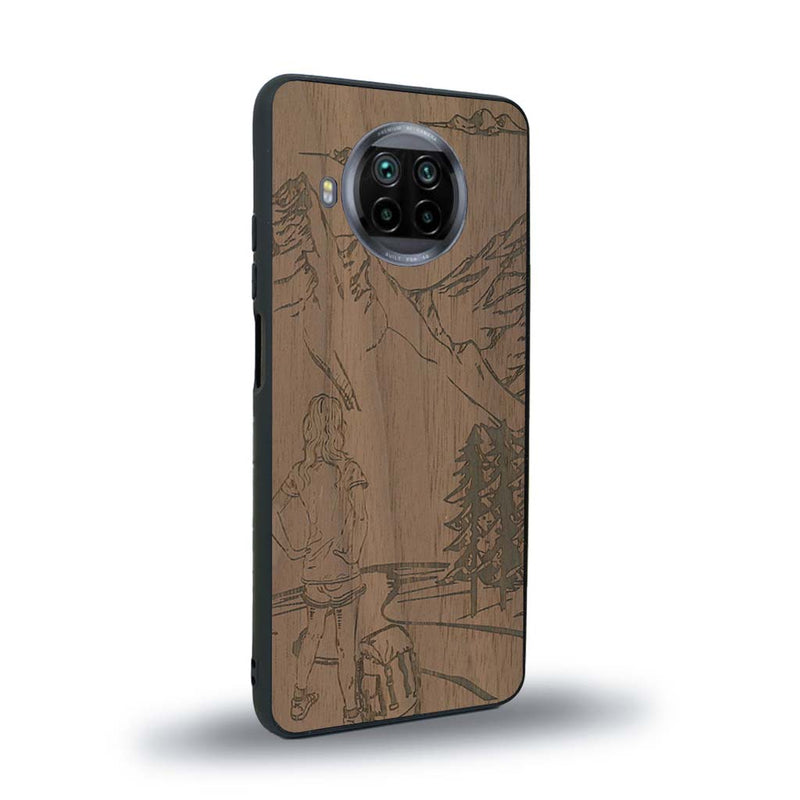 Coque de protection en bois véritable fabriquée en France pour Xiaomi Mi 10T Lite sur le thème de la randonnée en montagne et de l'aventure avec une gravure représentant une femme de dos face à un paysage de nature