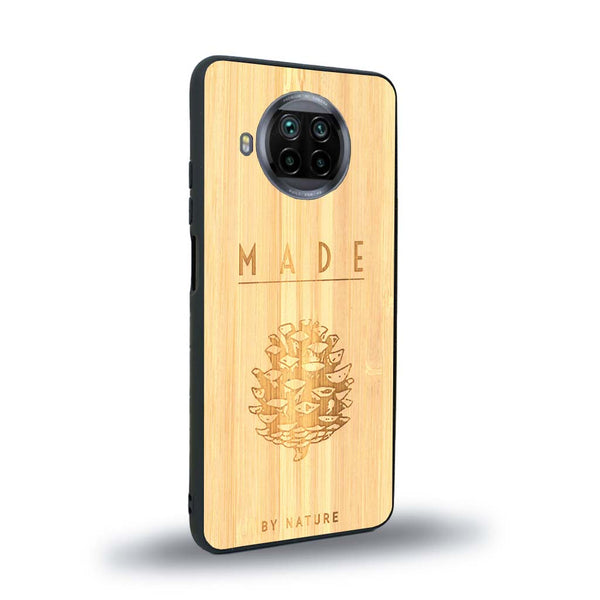 Coque de protection en bois véritable fabriquée en France pour Xiaomi Mi 10T Lite sur le thème de la nature et des arbres avec une gravure représentant une pomme de pin et la phrase "made by nature"