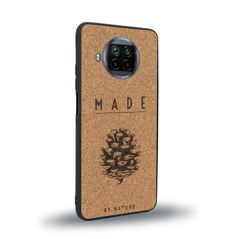 Coque de protection en bois véritable fabriquée en France pour Xiaomi Mi 10T Lite sur le thème de la nature et des arbres avec une gravure représentant une pomme de pin et la phrase "made by nature"