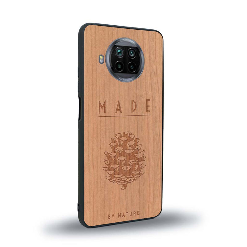 Coque de protection en bois véritable fabriquée en France pour Xiaomi Mi 10T Lite sur le thème de la nature et des arbres avec une gravure représentant une pomme de pin et la phrase "made by nature"