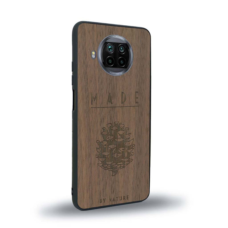 Coque de protection en bois véritable fabriquée en France pour Xiaomi Mi 10T Lite sur le thème de la nature et des arbres avec une gravure représentant une pomme de pin et la phrase "made by nature"