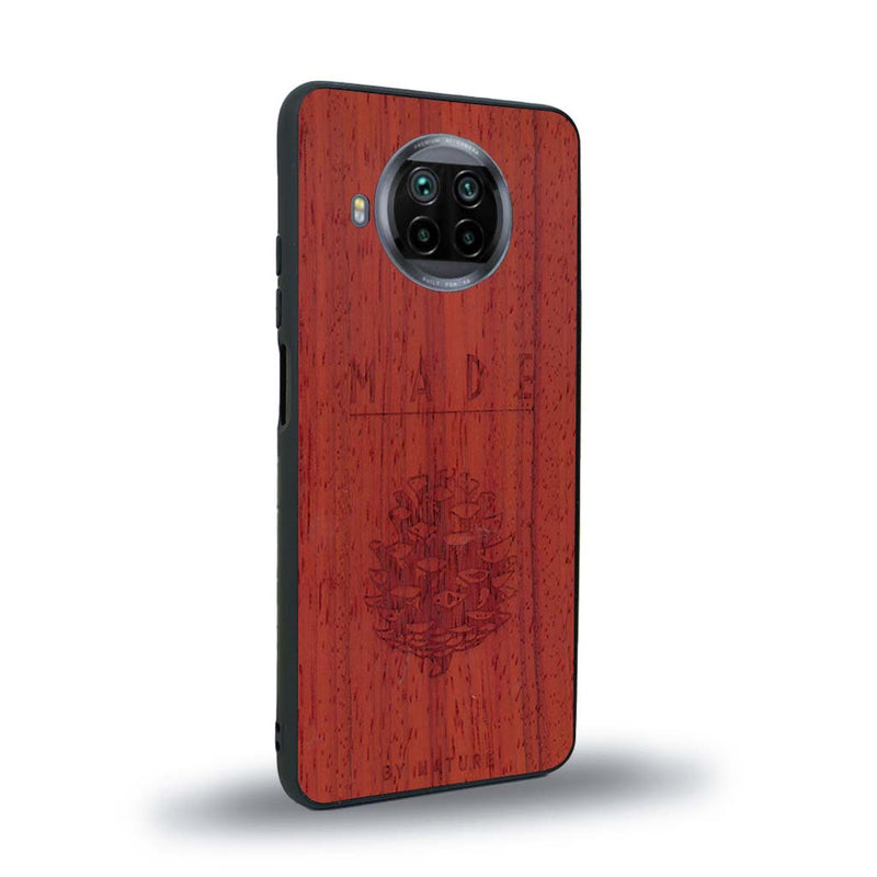 Coque de protection en bois véritable fabriquée en France pour Xiaomi Mi 10T Lite sur le thème de la nature et des arbres avec une gravure représentant une pomme de pin et la phrase "made by nature"