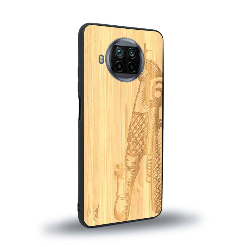 Coque de protection en bois véritable fabriquée en France pour Xiaomi Mi 10T Lite représentant une vue de face d'une femme sur une moto vintage dessinée à la main par l'artiste Maud Dabs